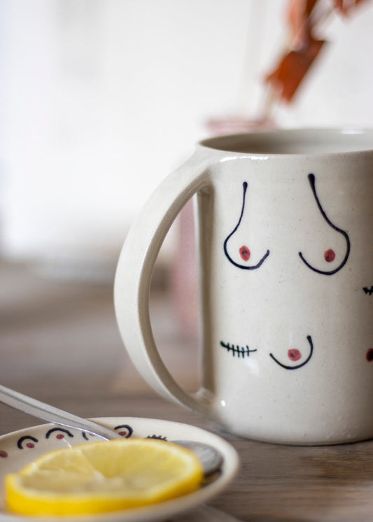Mug boobs