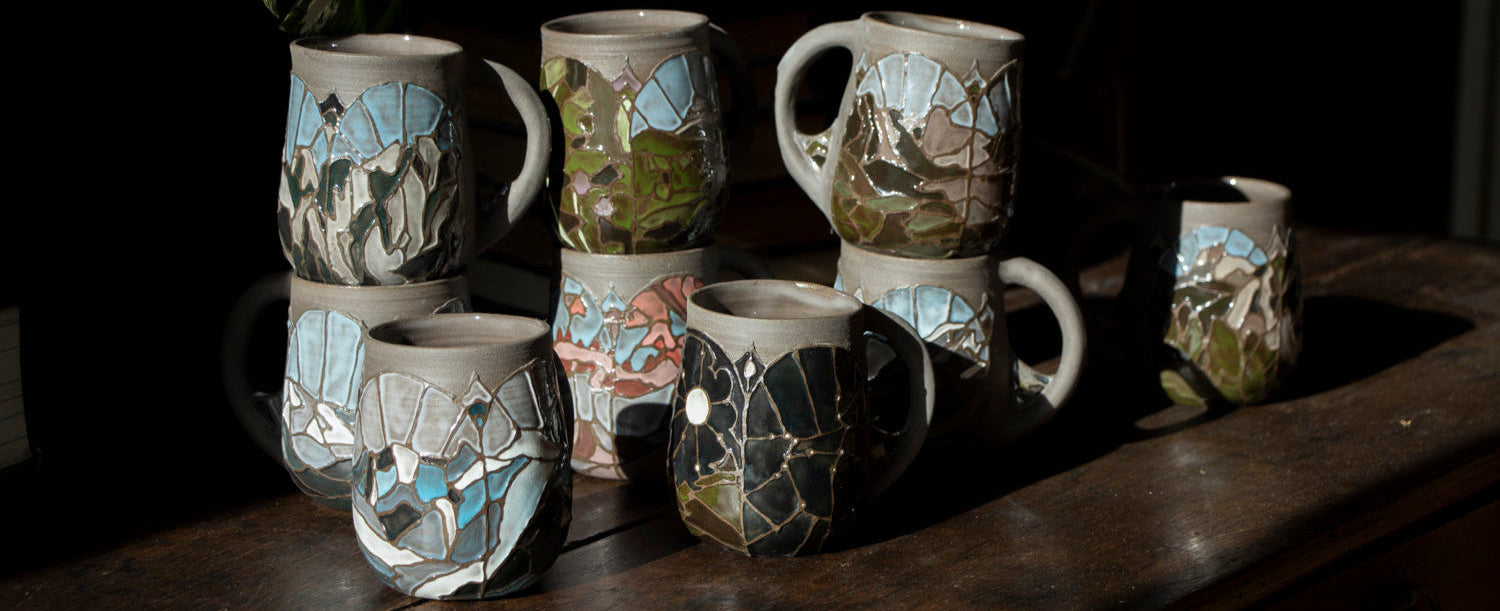 Mugs en grès avec un décor style vitraux.